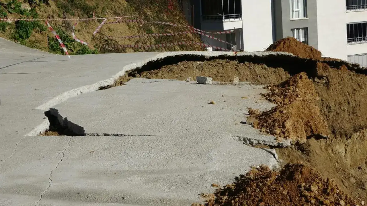 trabzonda-kacak-hafriyat-sahasinda-heyelan-alarmi