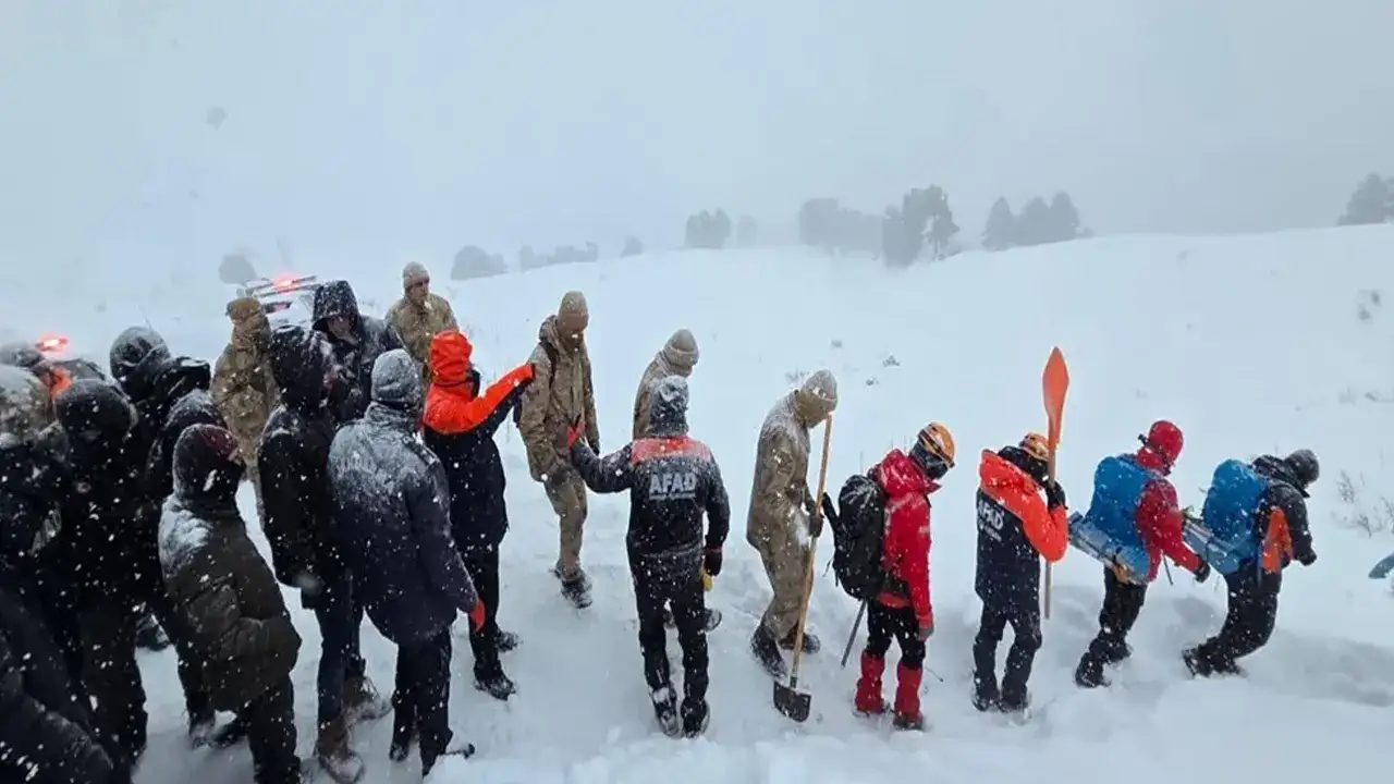 artvinde-cig-altinda-kalanlar