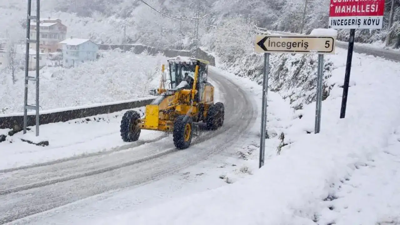 giresunda-kar-yagisi-etkili-oldu-ekipler-sahada