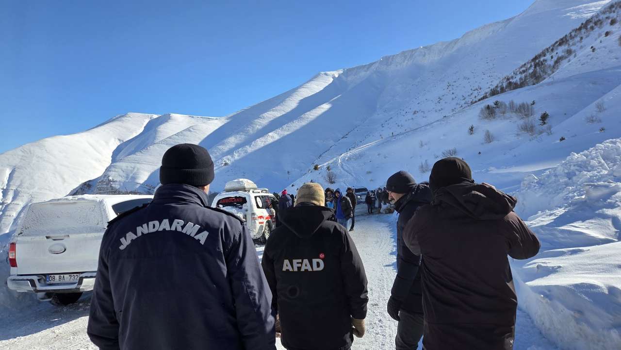 artvinde-cig-altinda-kalan-coban-araniy-1094556-324885