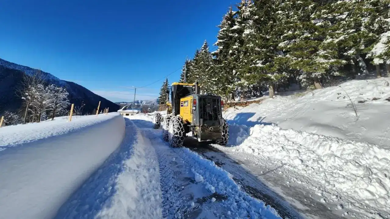 rizede-kar-sonrasi-206-koy-yoluna-ulasim-yok