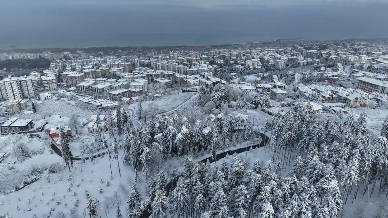trabzon-kar-yagisi-ile-bembeyaz-oldu