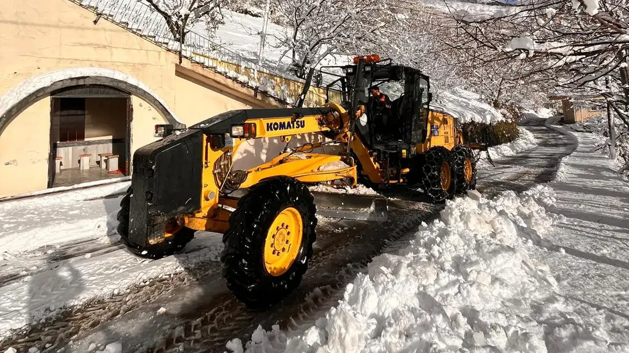trabzonda-kapali-mahalle-yollarina-buyuksehir-ekiplerinden-nester