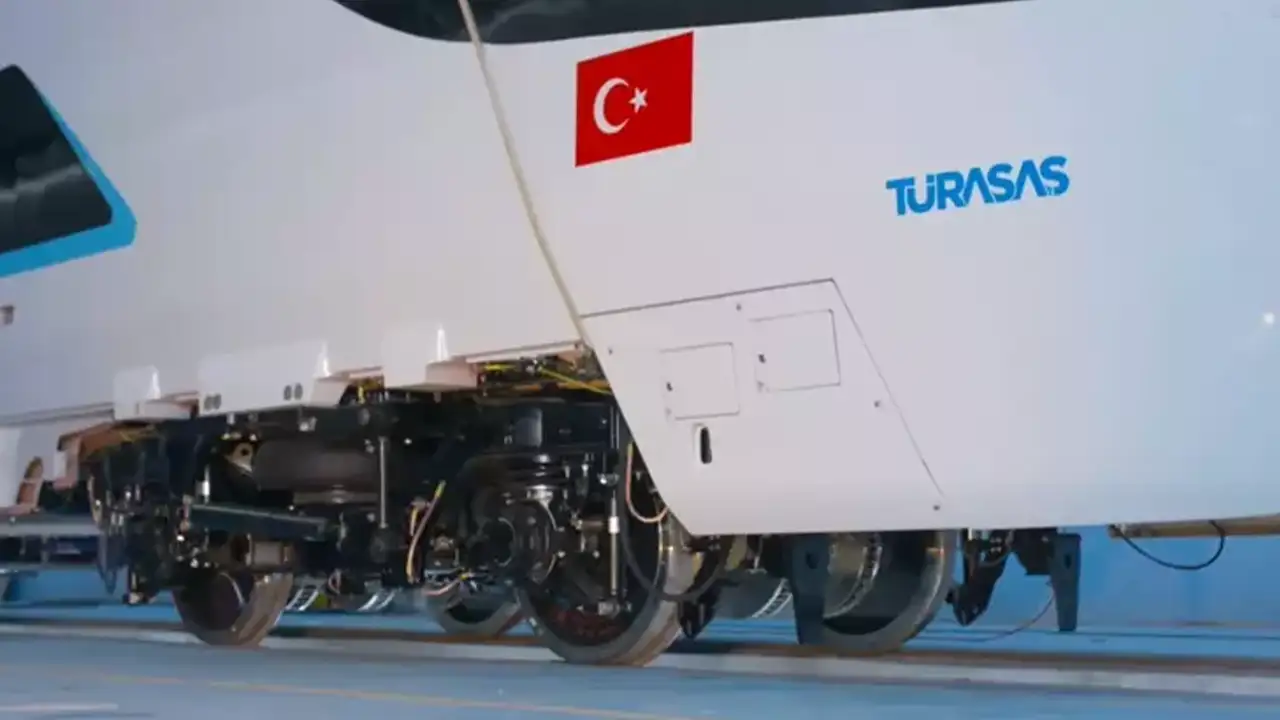 bakan-uraloglu-acikladi-turkiyenin-urettigi-en-hizli-milli-elektrikli-hizli-tren-2026da-raylara-iniyor