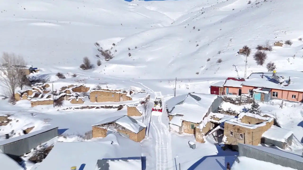 bayburtta-karla-mucadele-kapanan-44-koy-yolu-acildi