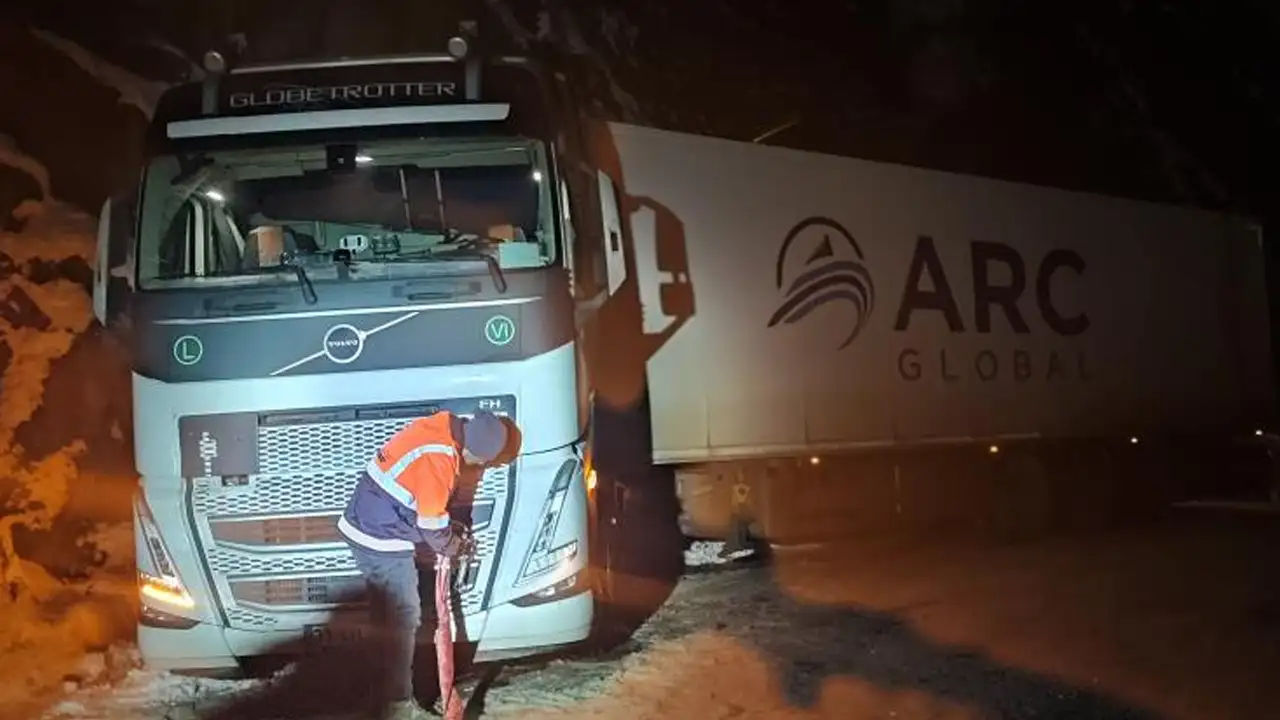 giresunda-gece-yarisi-tir-kurtarma-calismasi-belediye-ekipleri-kurtardi