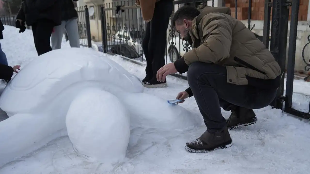gumushanede-kar-sanata-donustu-tir-soforu-ve-cocuklarindan-kardan-kaplumbaga