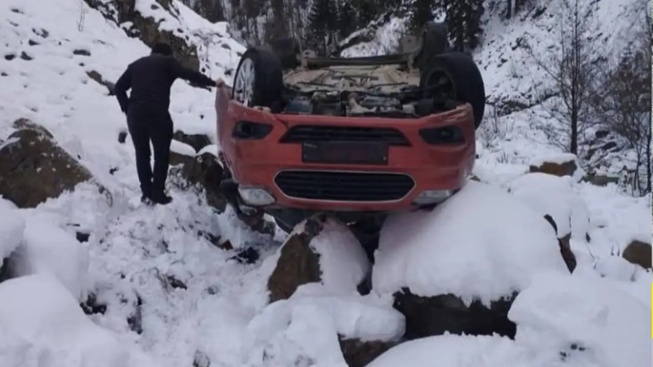 karli-yolda-feci-kaza-gumushanede-kamyonet-dereye-yuvarlandi-5-yarali