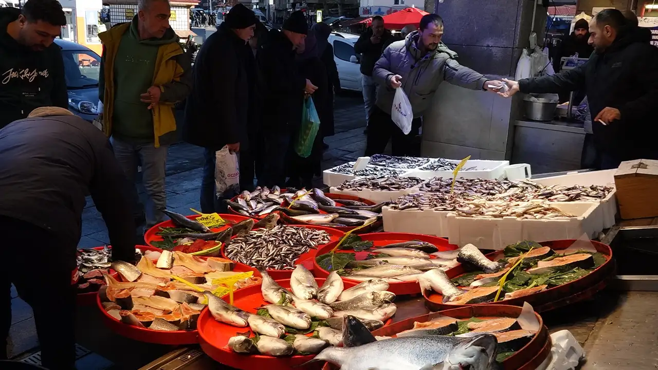 trabzonda-hamsi-tezgahtan-cekildi-kar-ve-firtina-balikciya-set-cekti