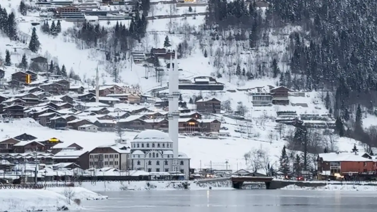 uzungolde-kis-gol-tamamen-buz-tuttu