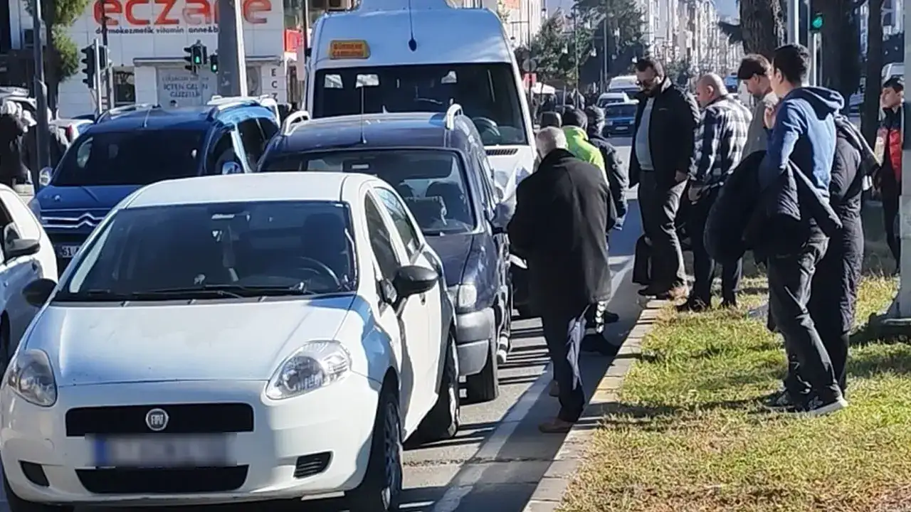 araklida-zincirleme-kaza-3-arac-birbirine-girdi