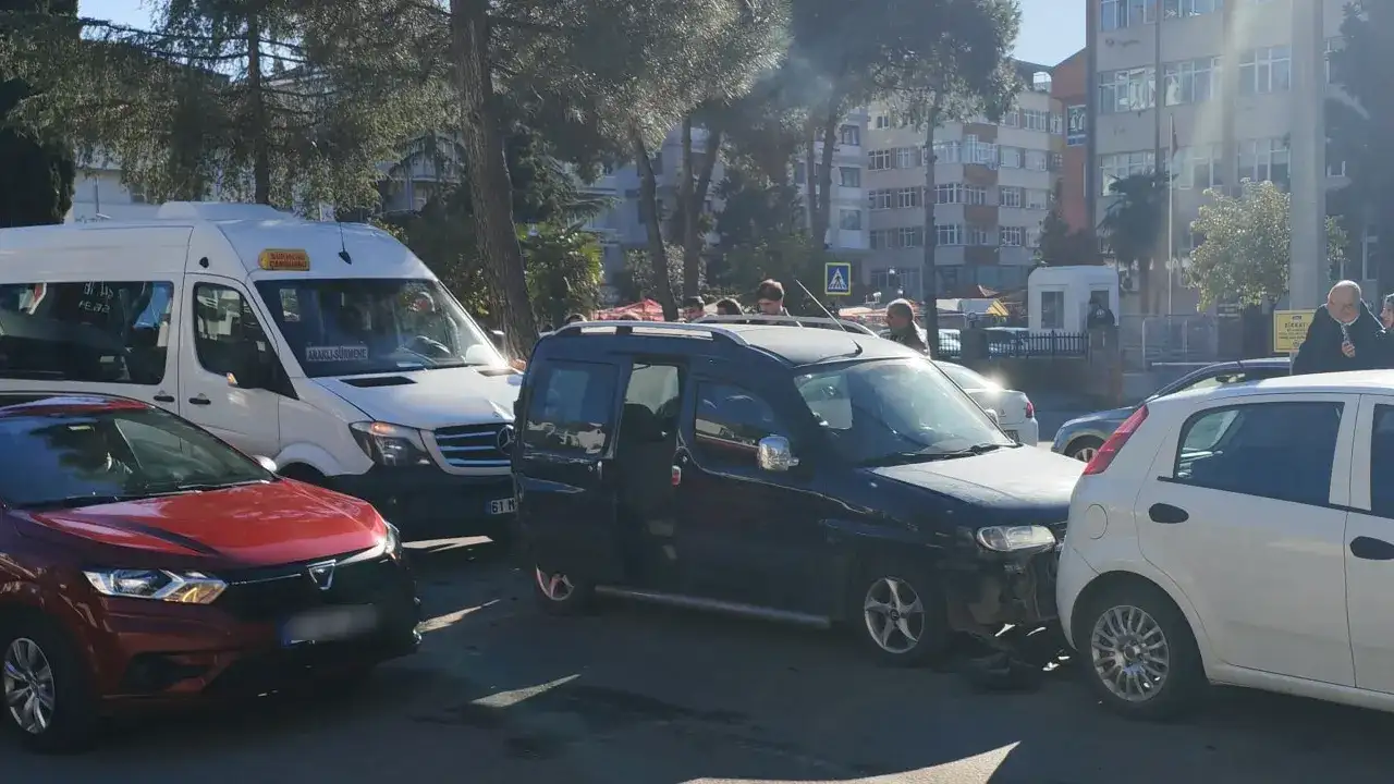 araklida-zincirleme-kaza-3-arac-birbirine-girdi