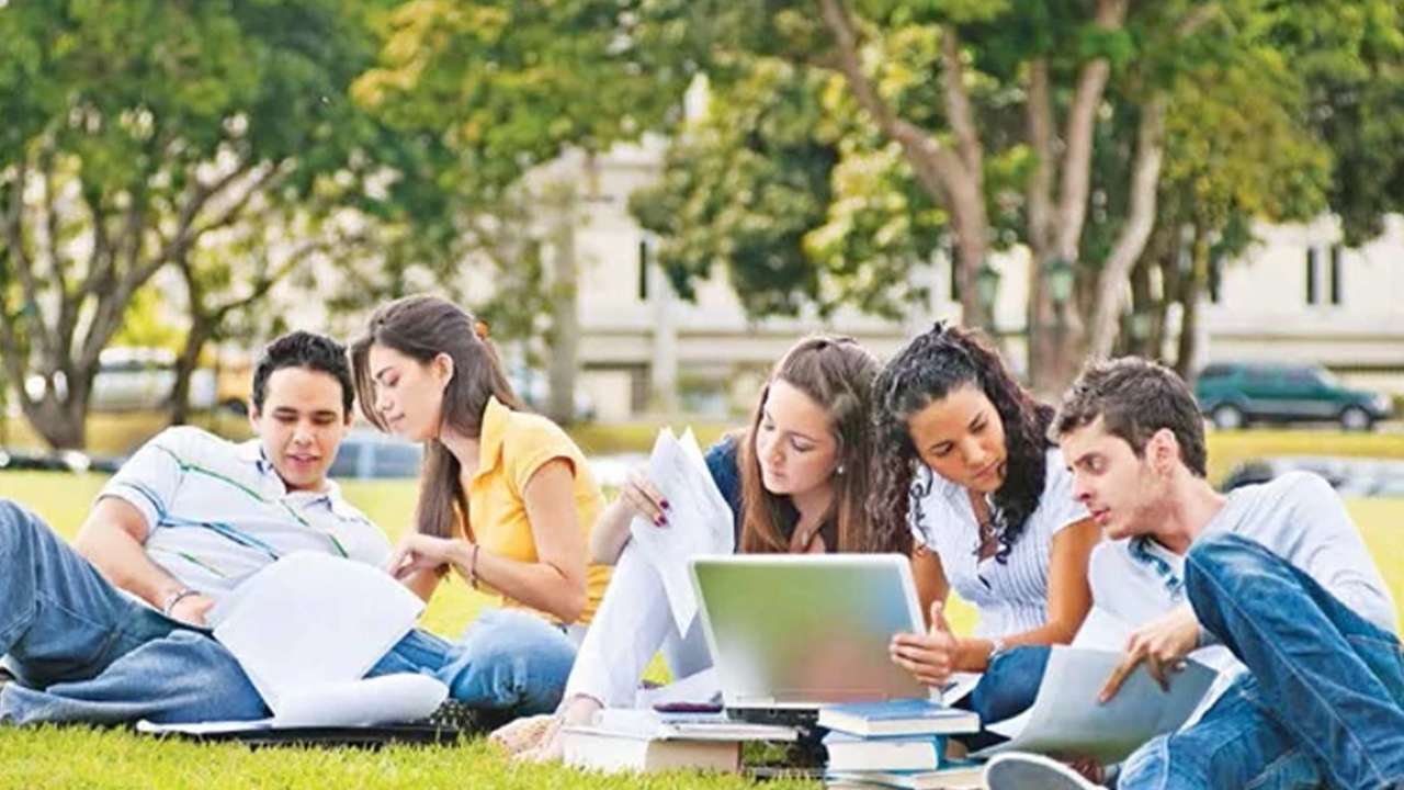 ogrencilerin-gozu-telefonda-kyk-burs-zammi-belli-oldu-mu-ilk-odeme-kac-tl