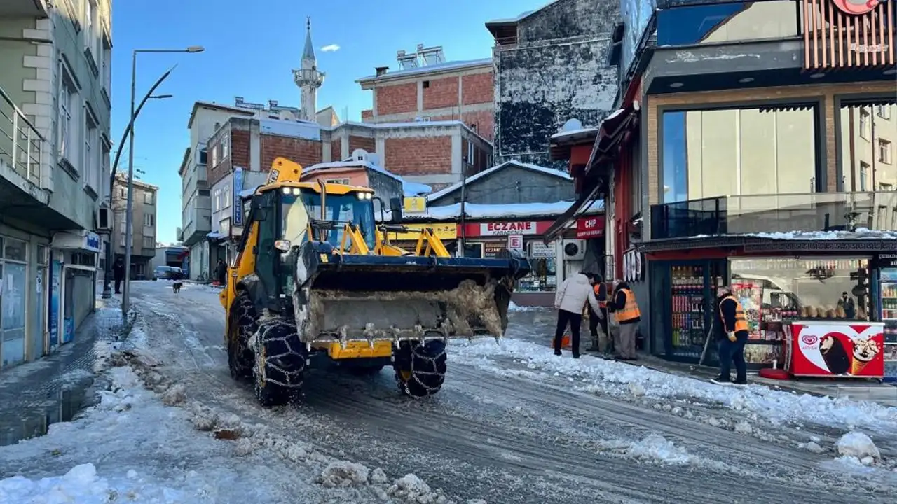 ordu-ulubeyde-yogun-kar-mesaisi-yollar-ulasima-acildi