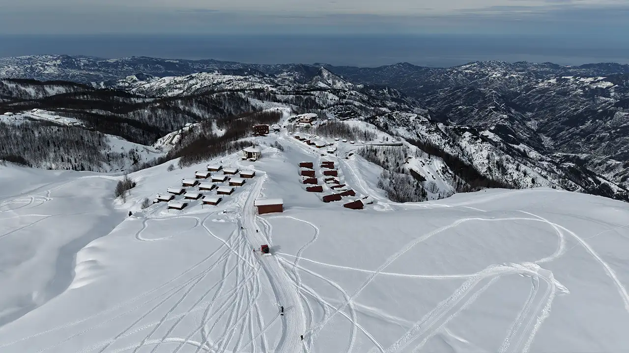 handuzu-yaylasinda-essiz-manzara-hem-denizi-gorduler-hem-kayak-yaptilar