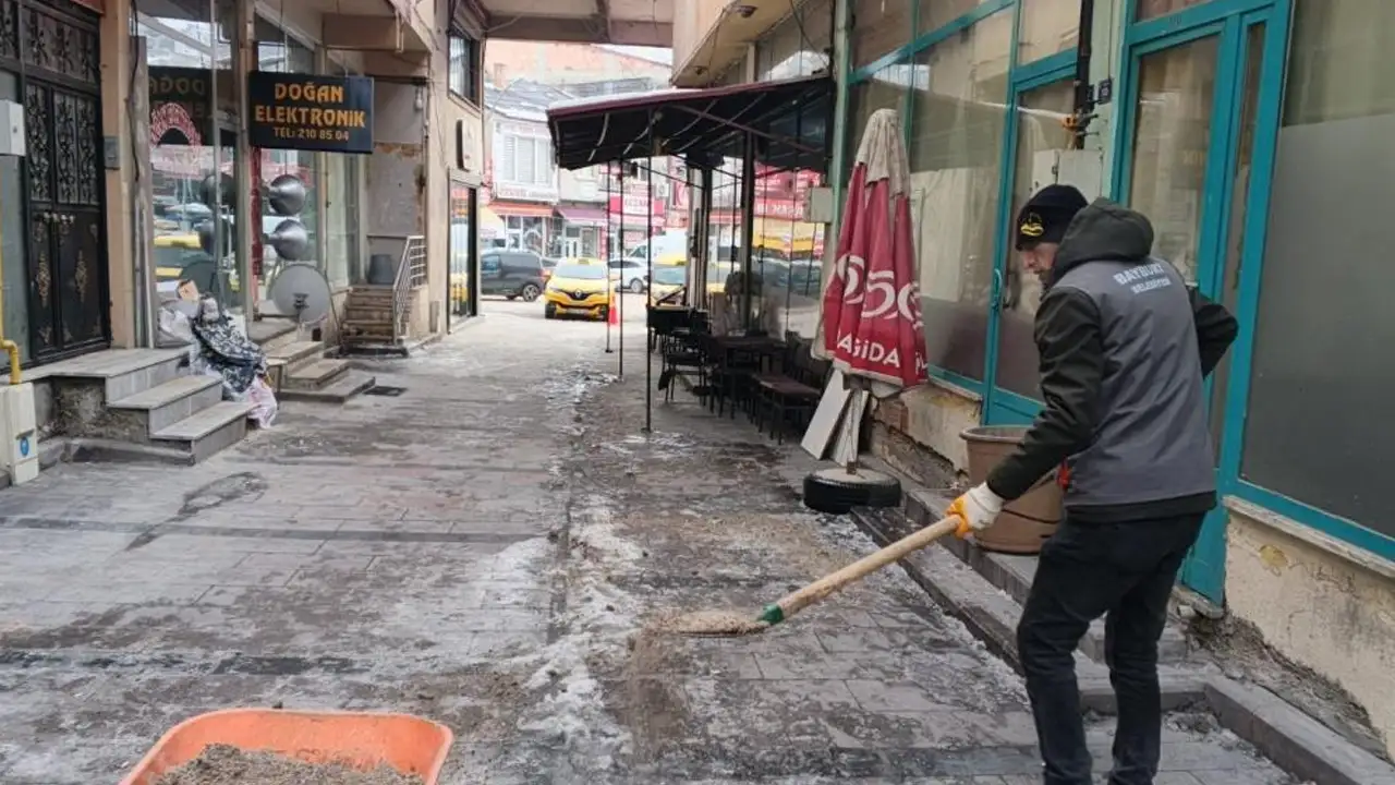 bayburtta-buz-sarkiti-ve-tuzlama-calismalari-suruyor