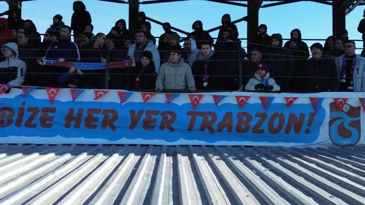 bize-her-yer-trabzon-aksaraydaki-bu-koy-bordo-maviye-burundu