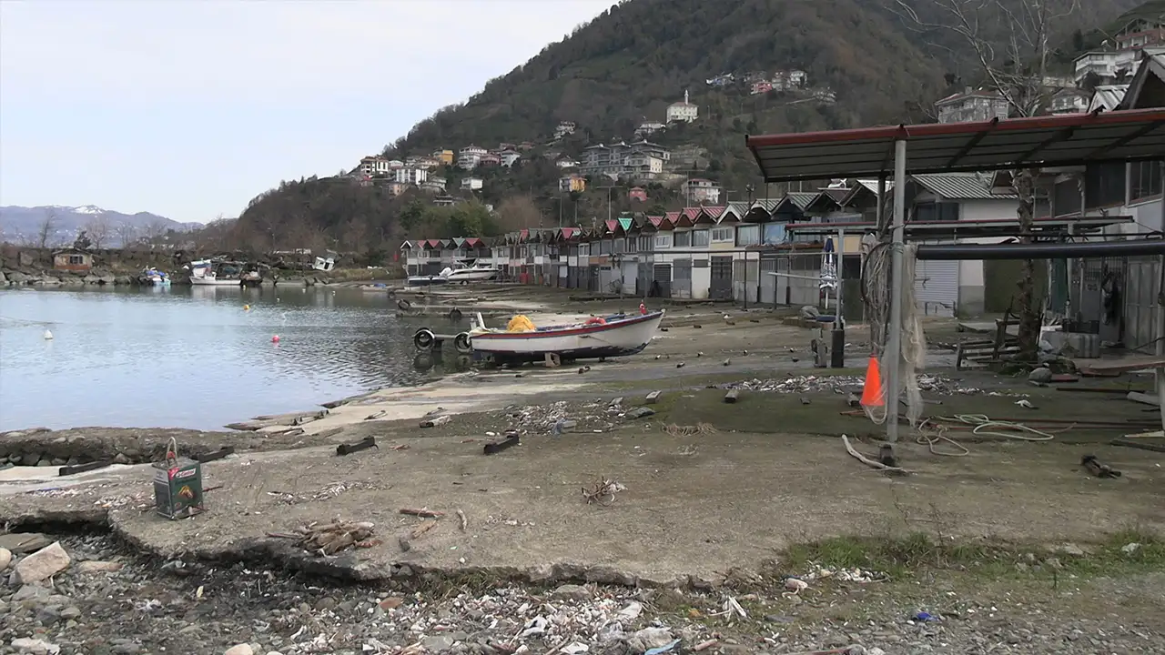 rizede-firtinanin-kapattigi-balikci-barinagi-yeniden-acildi