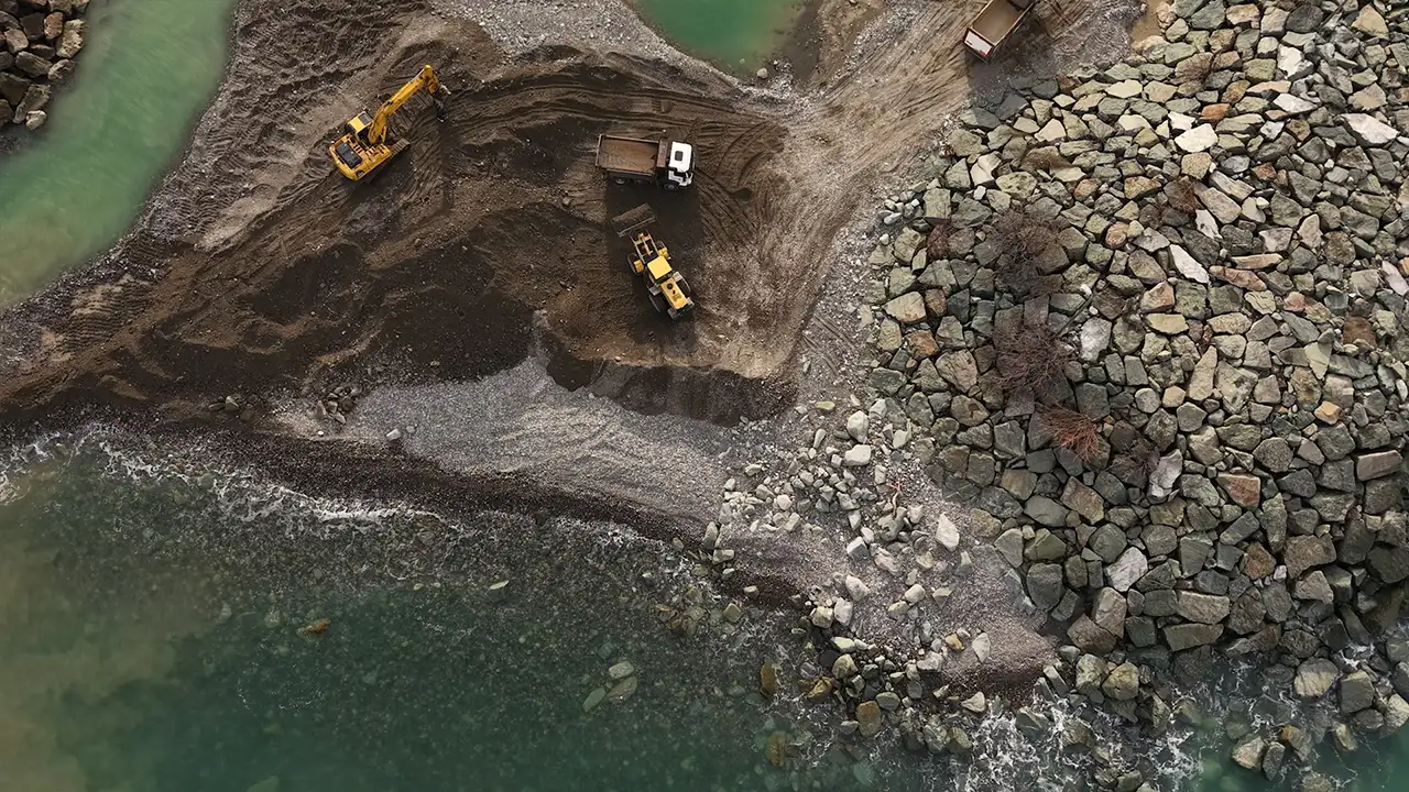 rizede-firtinanin-kapattigi-balikci-barinagi-yeniden-acildi