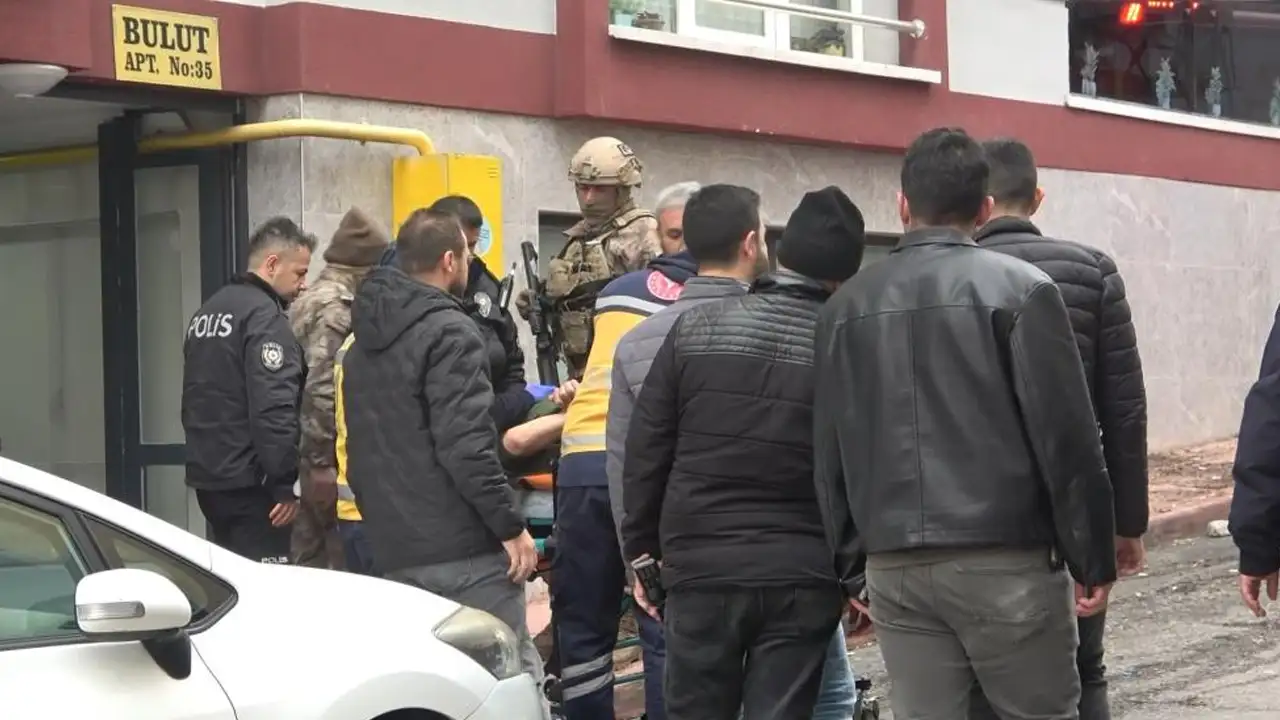 samsunda-balkonda-bicakli-kriz-ozel-harekat-operasyonuyla-etkisiz-hale-getirildi