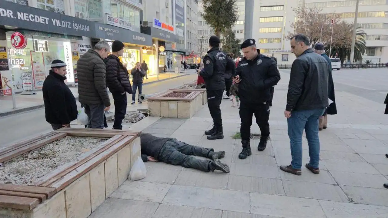 samsunda-asiri-alkol-alan-adam-bankta-fenalasti