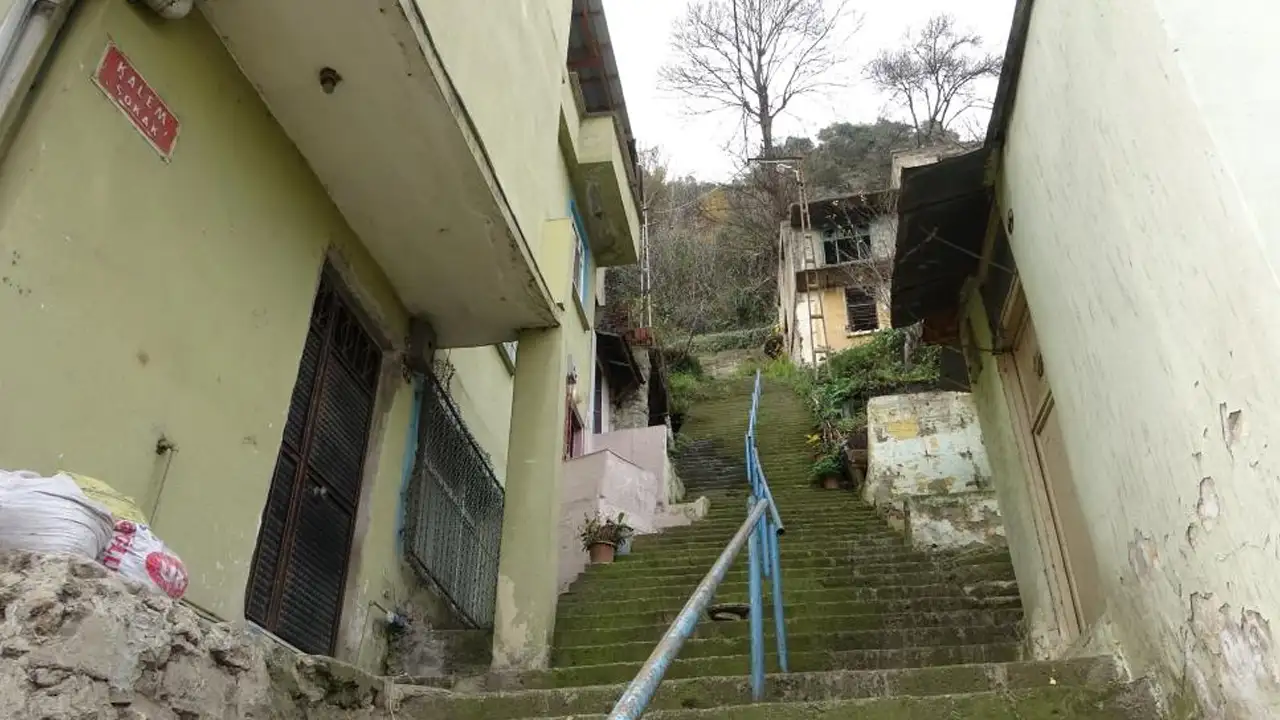 trabzonda-olumlu-olaylarin-yasandigi-kaymakli-mahallesinde-yeni-donem-kaya-dusmesi-3-boyutlu-analiz-edilecek