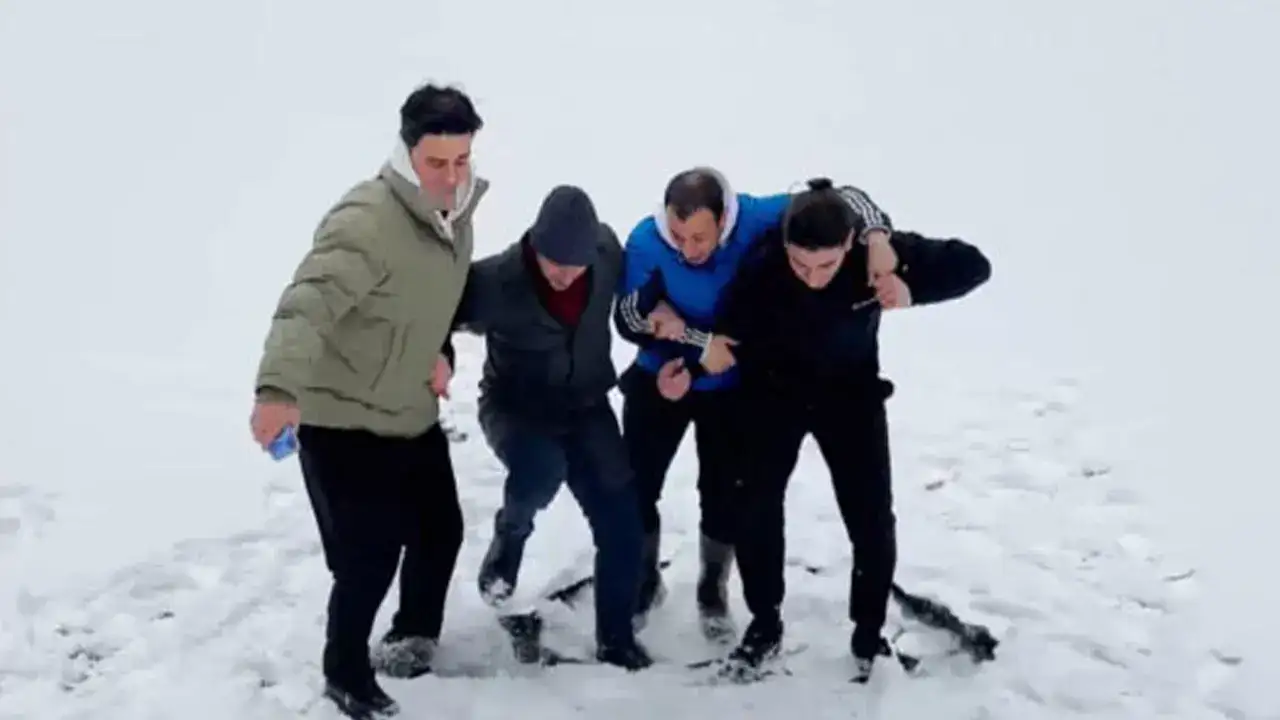 uzungolde-tehlikeli-eglence-buz-kirildi-4-kisi-suya-dustu