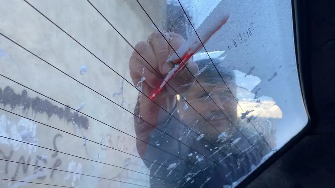 bayburtta-uzmanindan-buzlu-cam-uyarisi-tuzlu-suyla-cozun-cami-cizmeyin