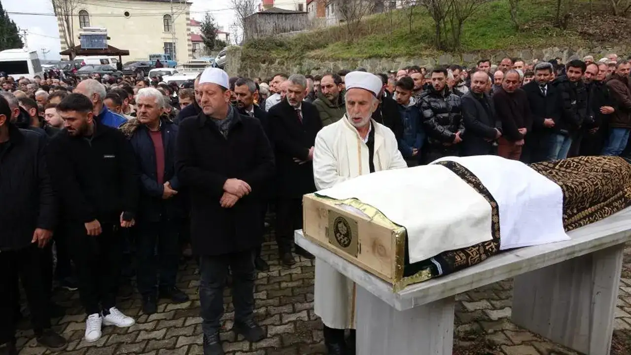 trabzonda-sac-ekimi-sirasinda-fenalasarak-hayatini-kaybetmisti-son-yolculugunu-ugurlandi