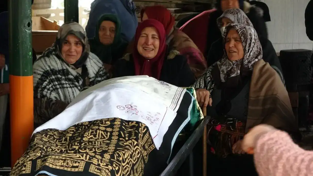 trabzonda-sac-ekimi-sirasinda-fenalasarak-hayatini-kaybetmisti-son-yolculugunu-ugurlandi