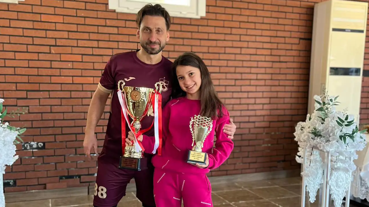 ayhan-sari-atti-ktu-kupaya-uzandi