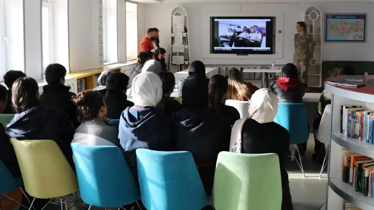 bayburtta-14-lisede-jandarma-akademisi-tanitimi-yapildi