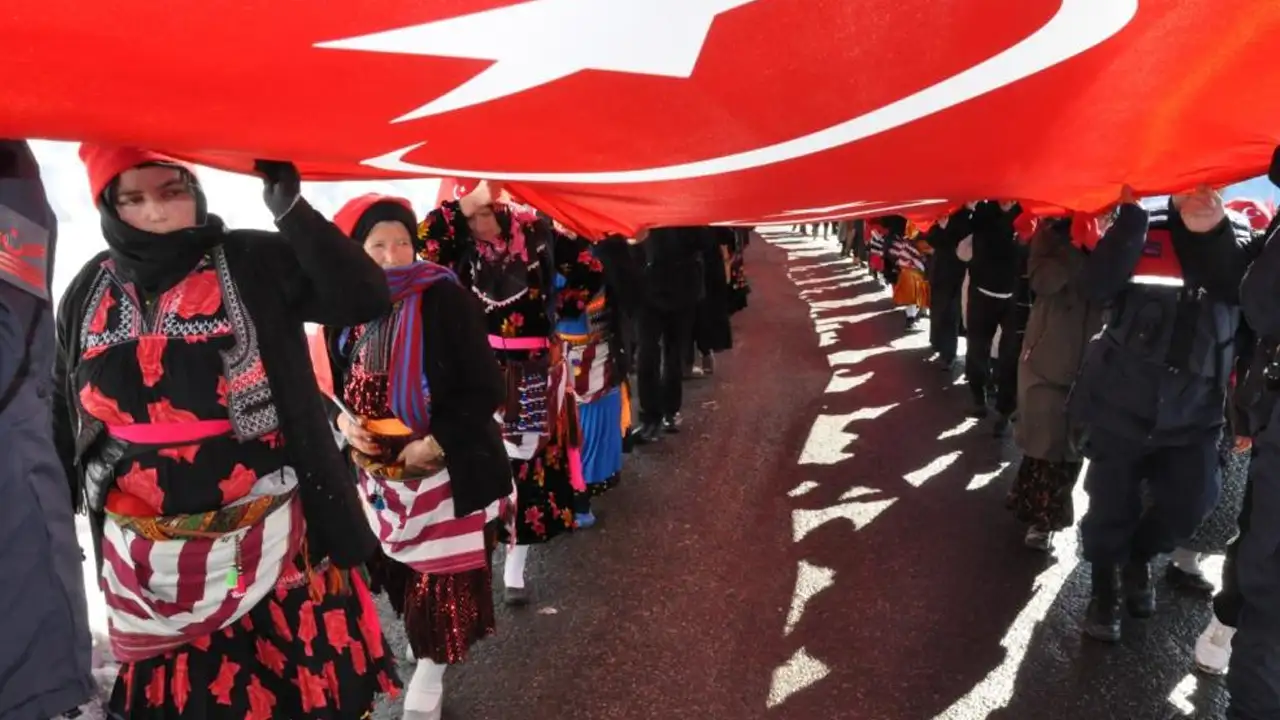 salpazarinda-sarikamis-sehitleri-350-metrelik-turk-bayragiyla-anildi