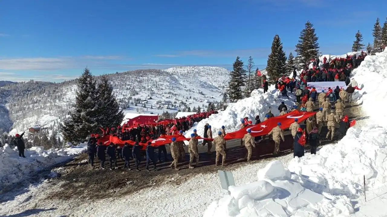 salpazarinda-sarikamis-sehitleri-350-metrelik-turk-bayragiyla-anildi