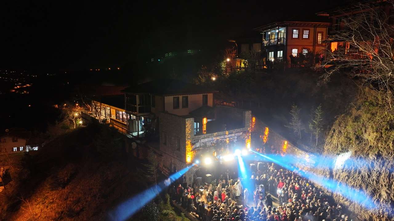 trabzonda-renkli-kalandar-gecesi-asirlik-gelenek-coskuyla-yasatildi