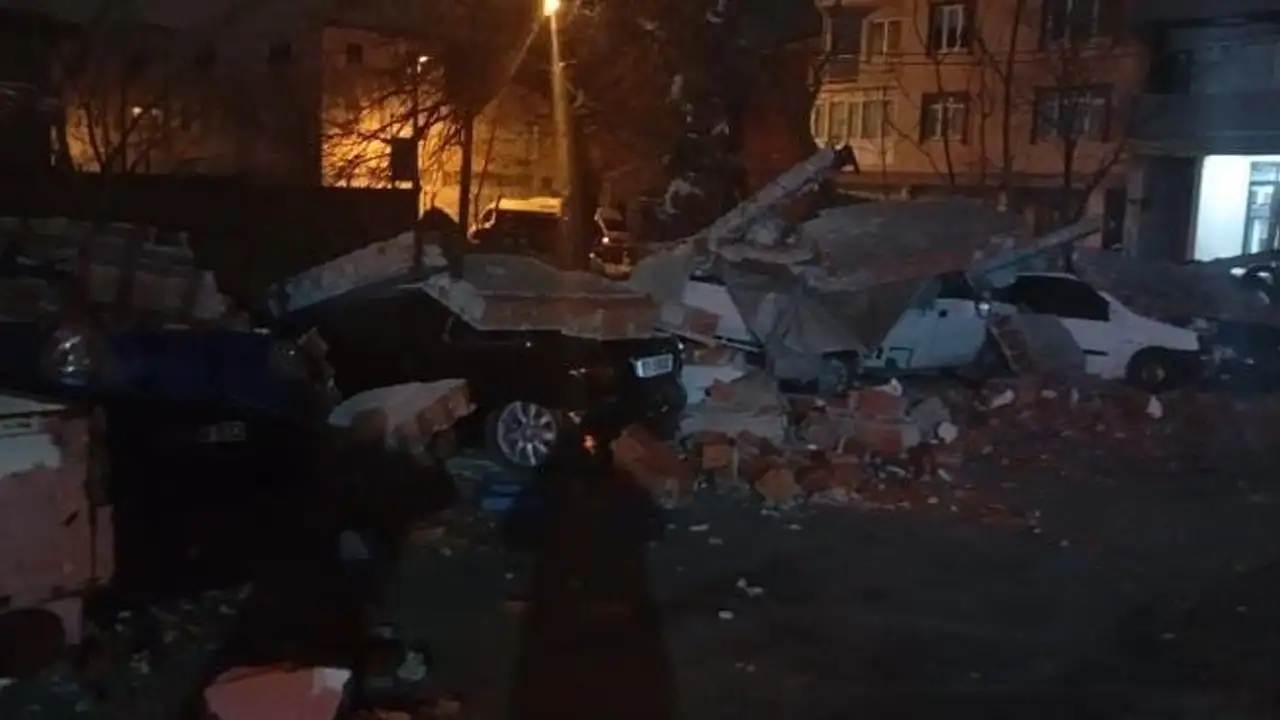 bursada-lodosun-yiktigi-duvar-10-araca-zarar-verdi