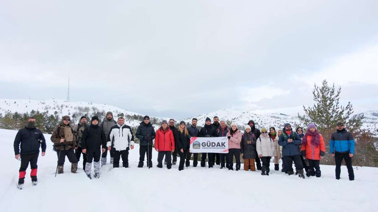 gumushanede-karla-kapli-zirvelerde-zorlu-yuruyus-vali-barus-da-katildi