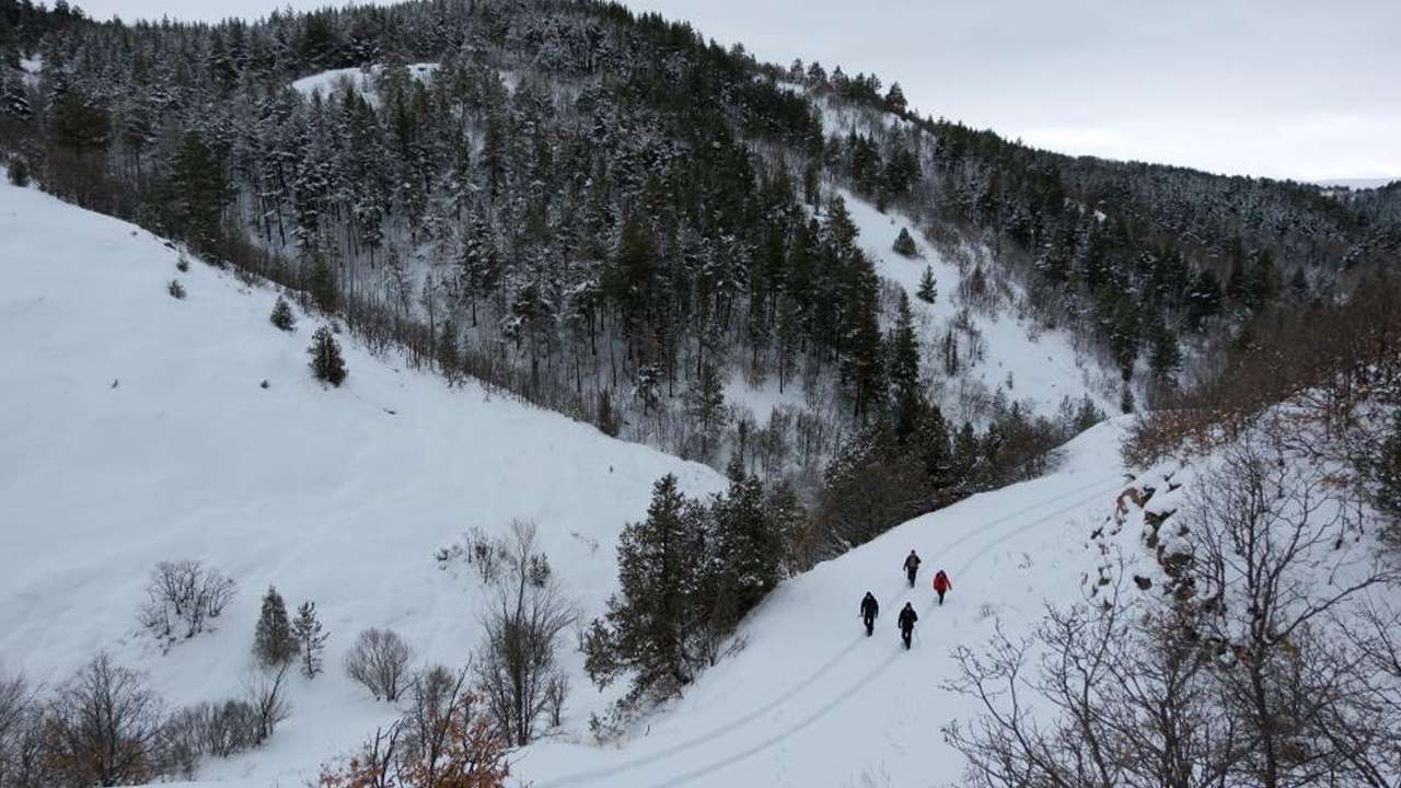 gumushanede-karla-kapli-zirvelerde-zorlu-yuruyus-vali-barus-da-katildi