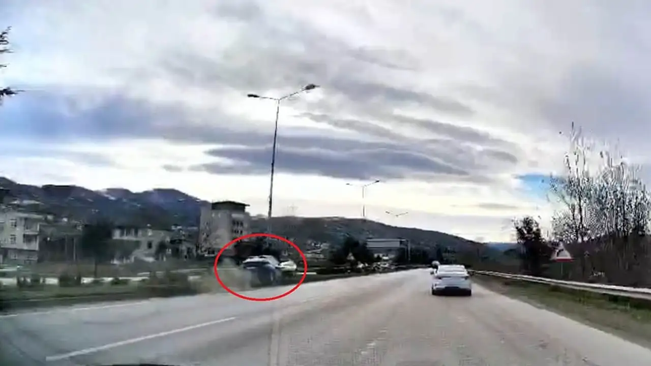samsunda-cenaze-donusu-trabzon-plakali-arac-kazaya-karismisti-kaza-ani-kamerada