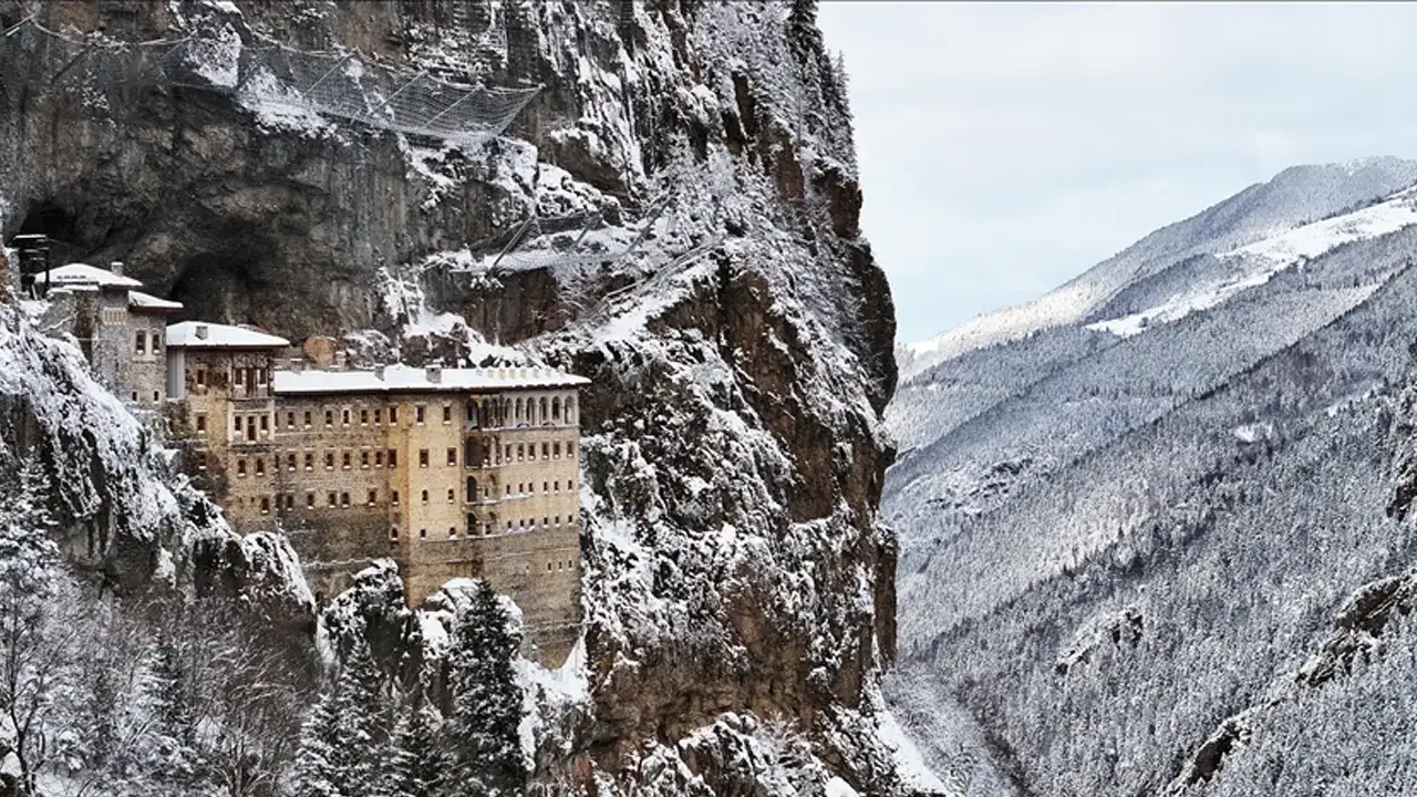 sumela-manastirinda-ziyaretci-patlamasi-2025te-514-bin-kisi