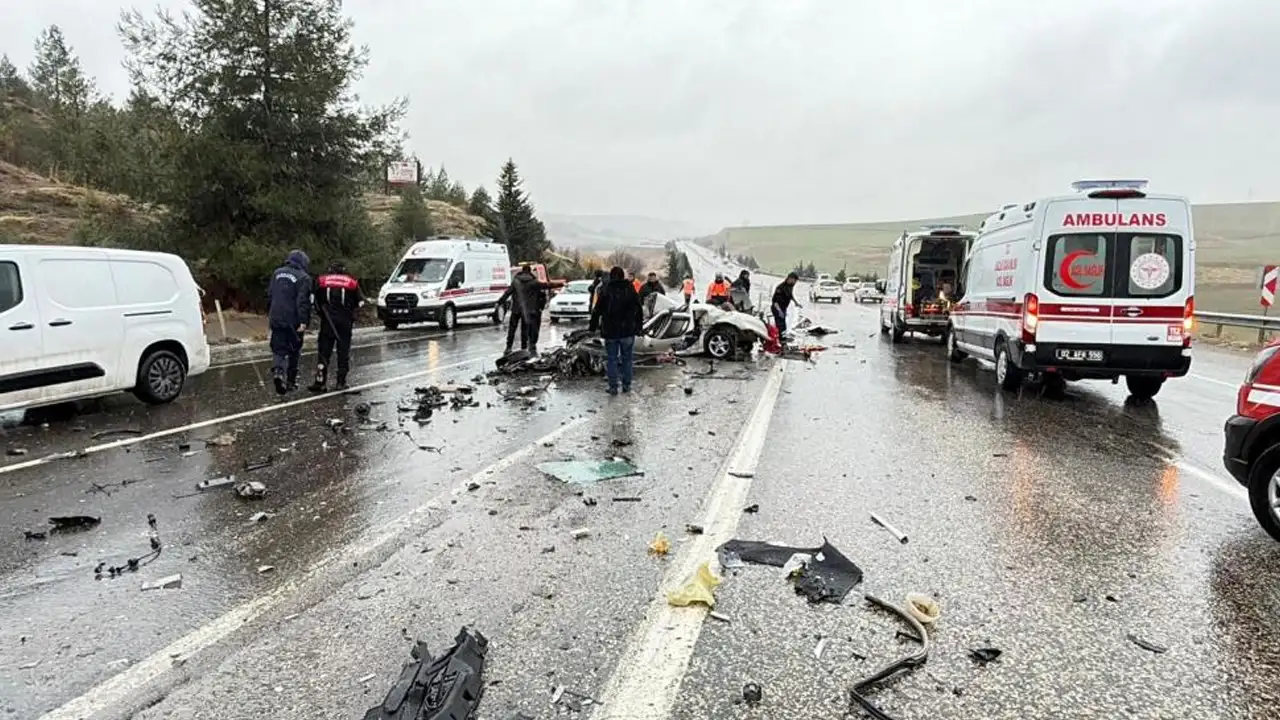 adiyamanda-otomobil-kagit-gibi-ezildi-3-olu