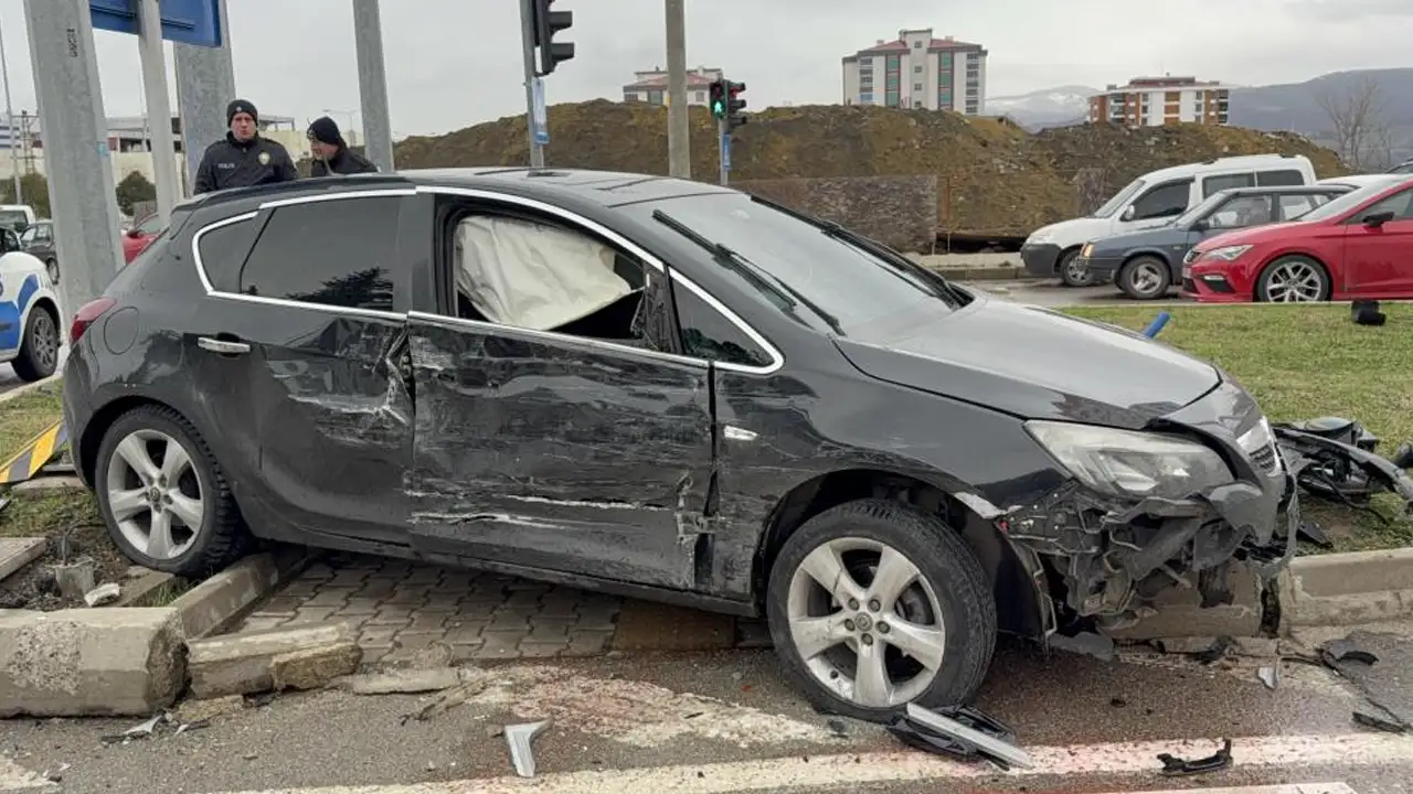 samsunda-bir-anlik-dikkatsizlik-kazayla-bitti-3-yarali