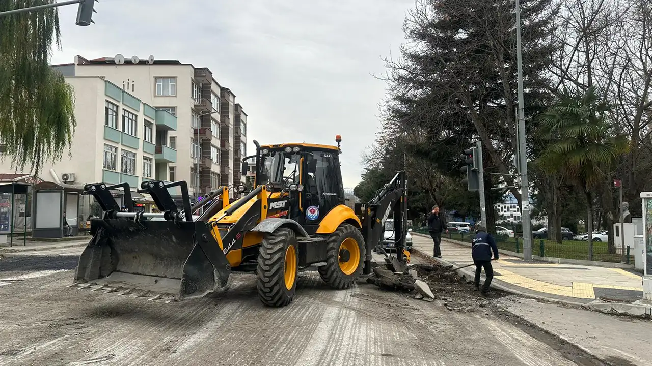 trabzonda-yollar-bastan-asagi-yenileniyor-18-ilcede-es-zamanli-calisma