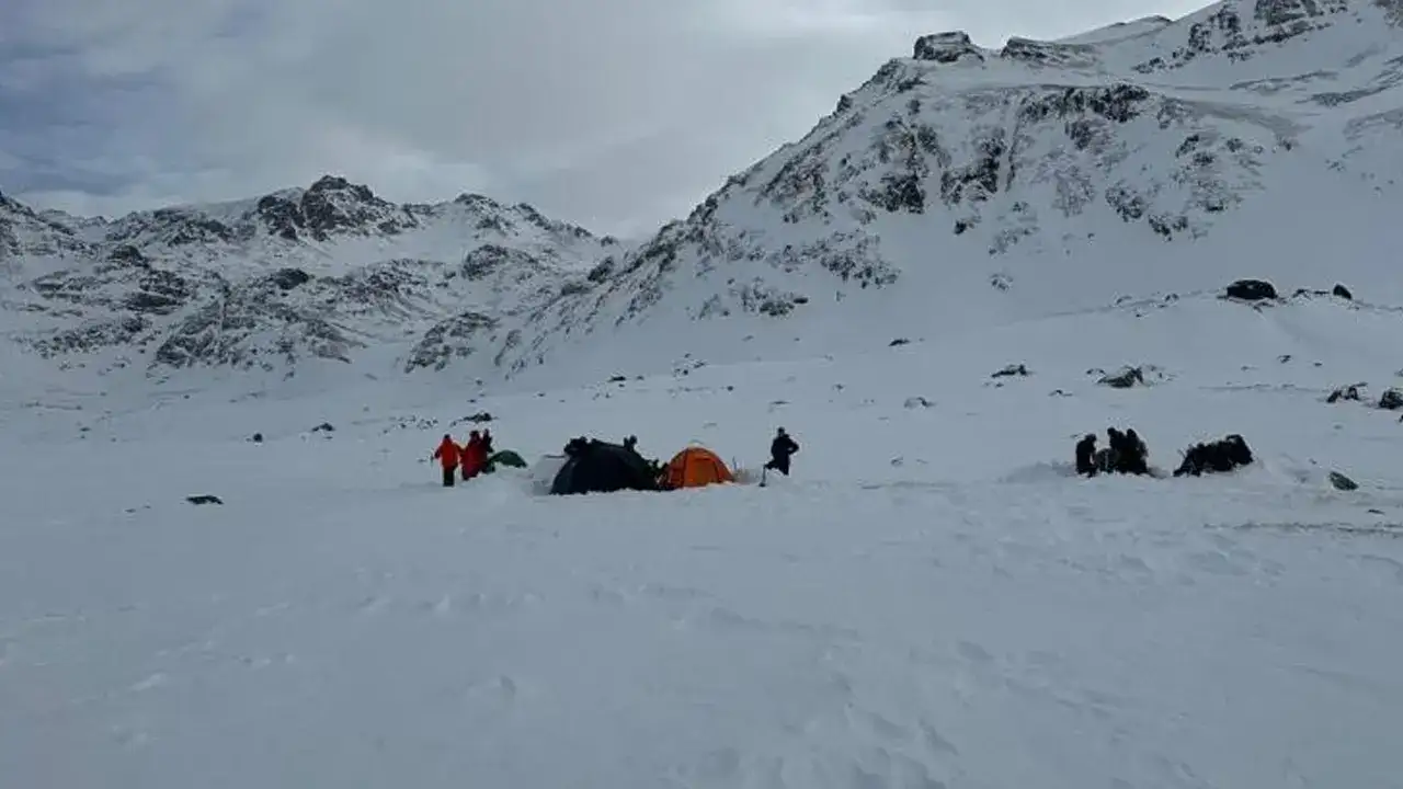 trabzonlu-dagcilar-demirkapi-tepesinde-kis-zirvesine-ulasti