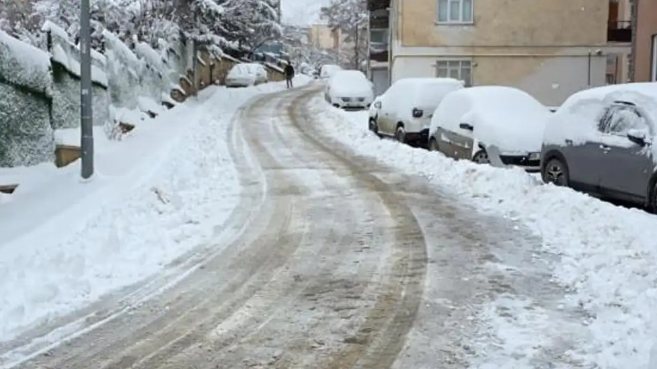 gumushanede-kar-hayati-durdurdu-247-koy-yolu-kapali