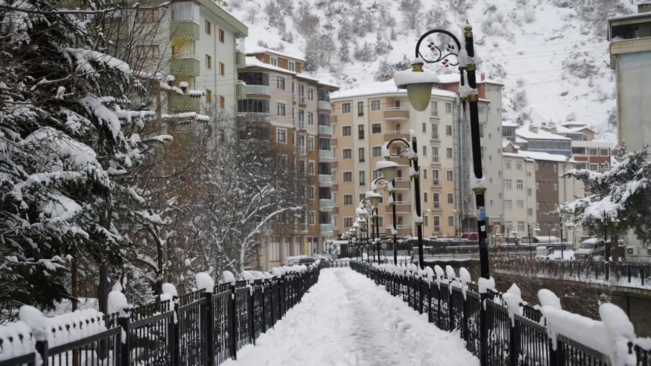 gumushaneye-beklenen-kar-geldi-kent-merkezinde-30-cm-kar