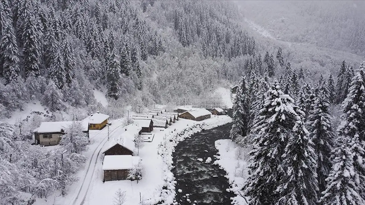 rize-ikizderede-yogun-kar-yagisi-16-koy-yolu-ulasima-kapandi