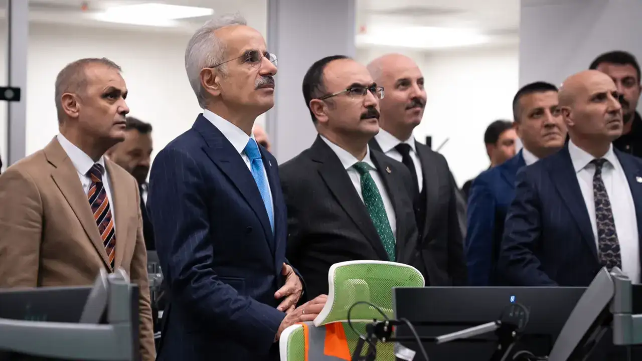 trabzonda-havalimani-acik-bakan-uraloglu-karla-mucadeleyi-acikladi