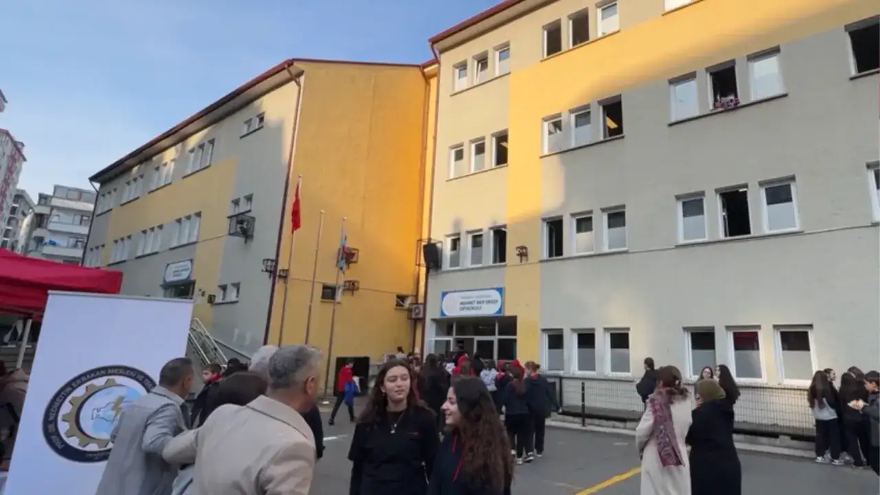 trabzonda-ogrenciler-sahaya-indi-araclar-tek-tek-kontrolden-gecti