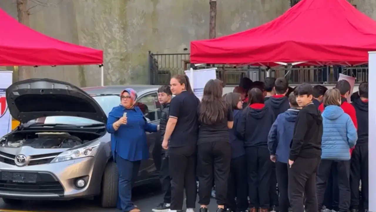 trabzonda-ogrenciler-sahaya-indi-araclar-tek-tek-kontrolden-gecti